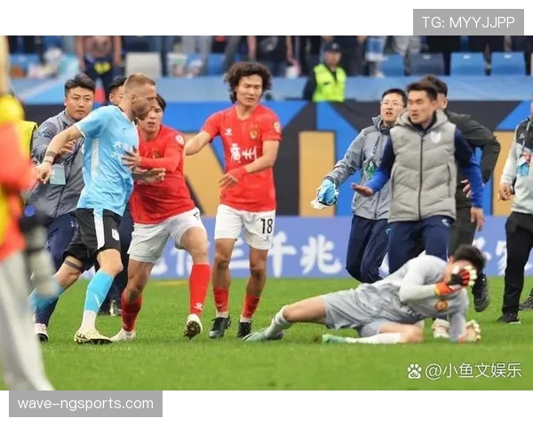 抢门将手中球算犯规吗？规则如何界定这种争议判罚